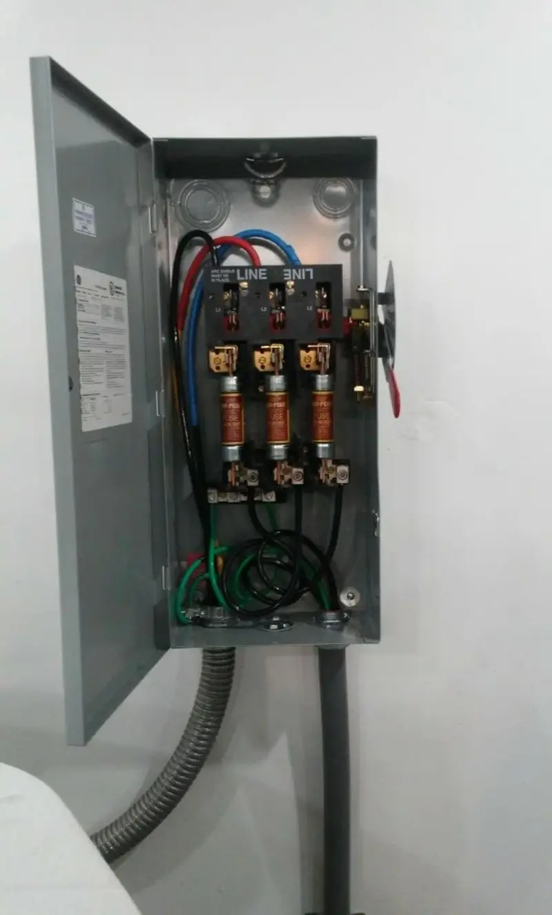 Three-phase disconnect switch installed for Smoke Detector Installation in Combes